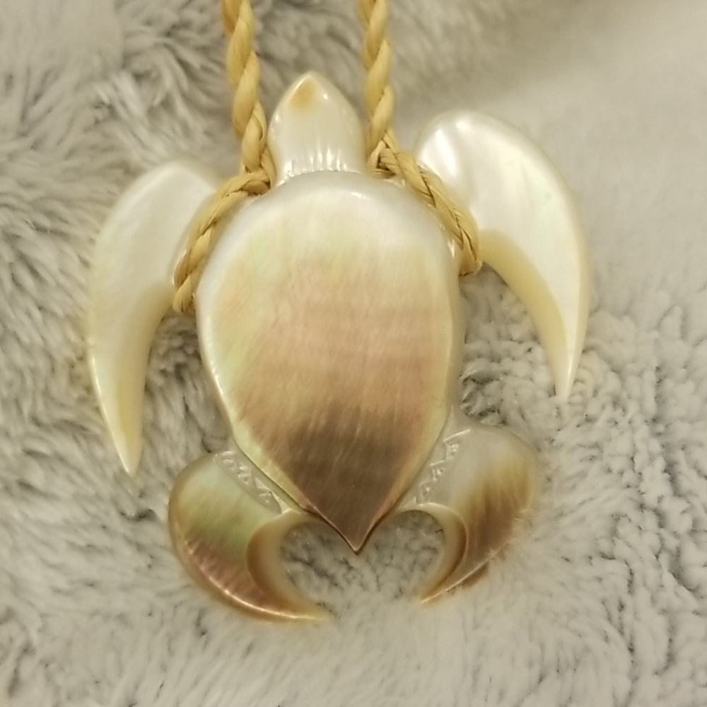 Ebb & Flow Pearl Iridescent Turtle rope necklace